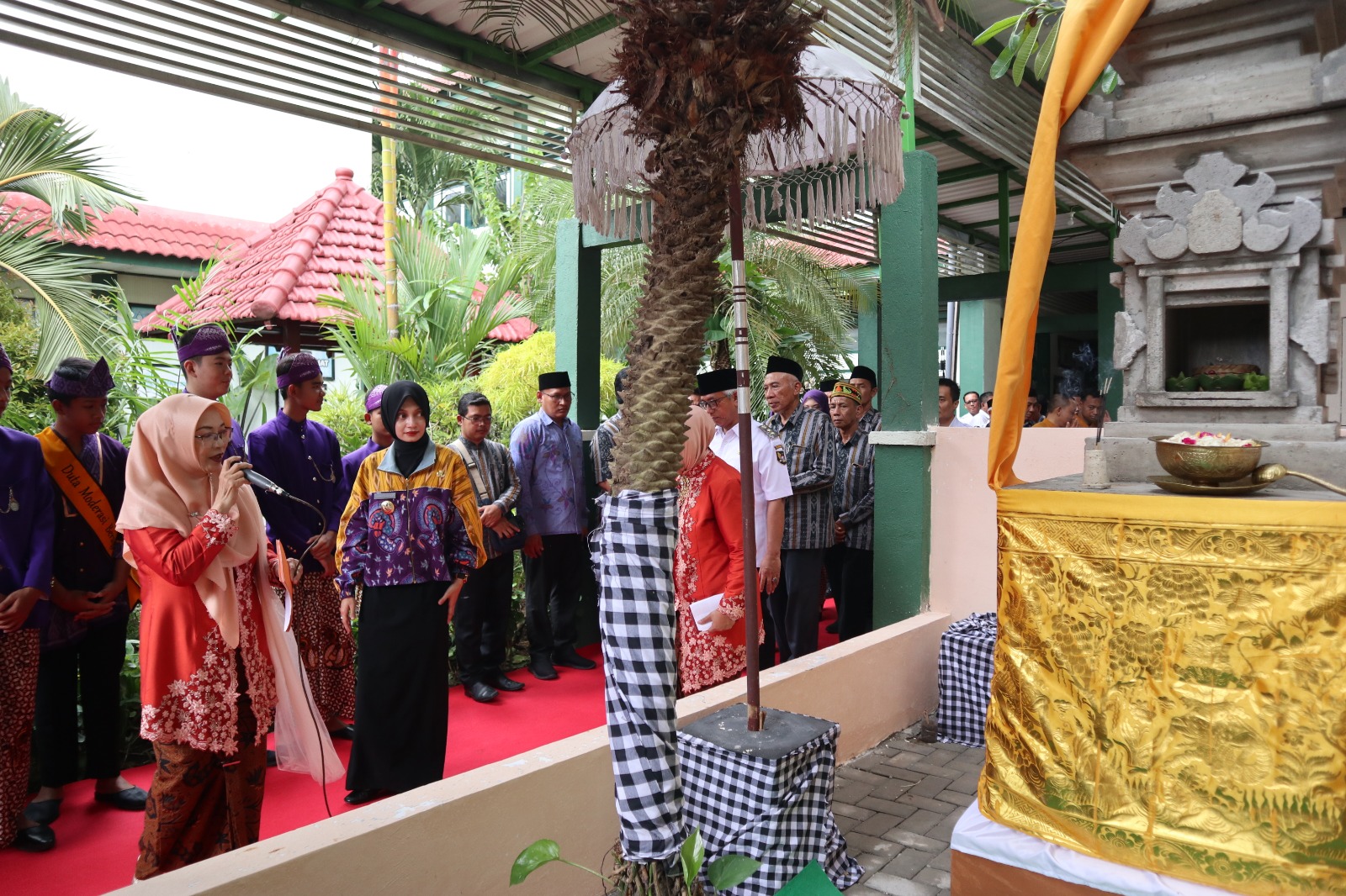Wali Kota Kediri Vinanda Prameswati bersama Wawali Qowimuddin mengecek pura baru di SMPN 1 Kediri kemarin. Sekolah di Jl Diponegoro itu menjadi SMP moderasi beragama kedua di Kota Kediri.