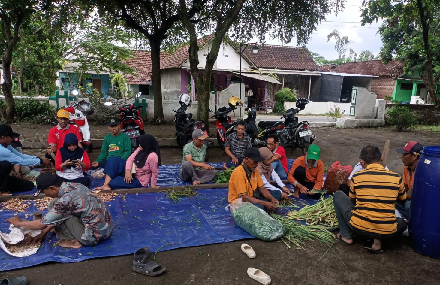 Petani ikuti praktik pembuatan pupuk (Diana Yunita Sari)