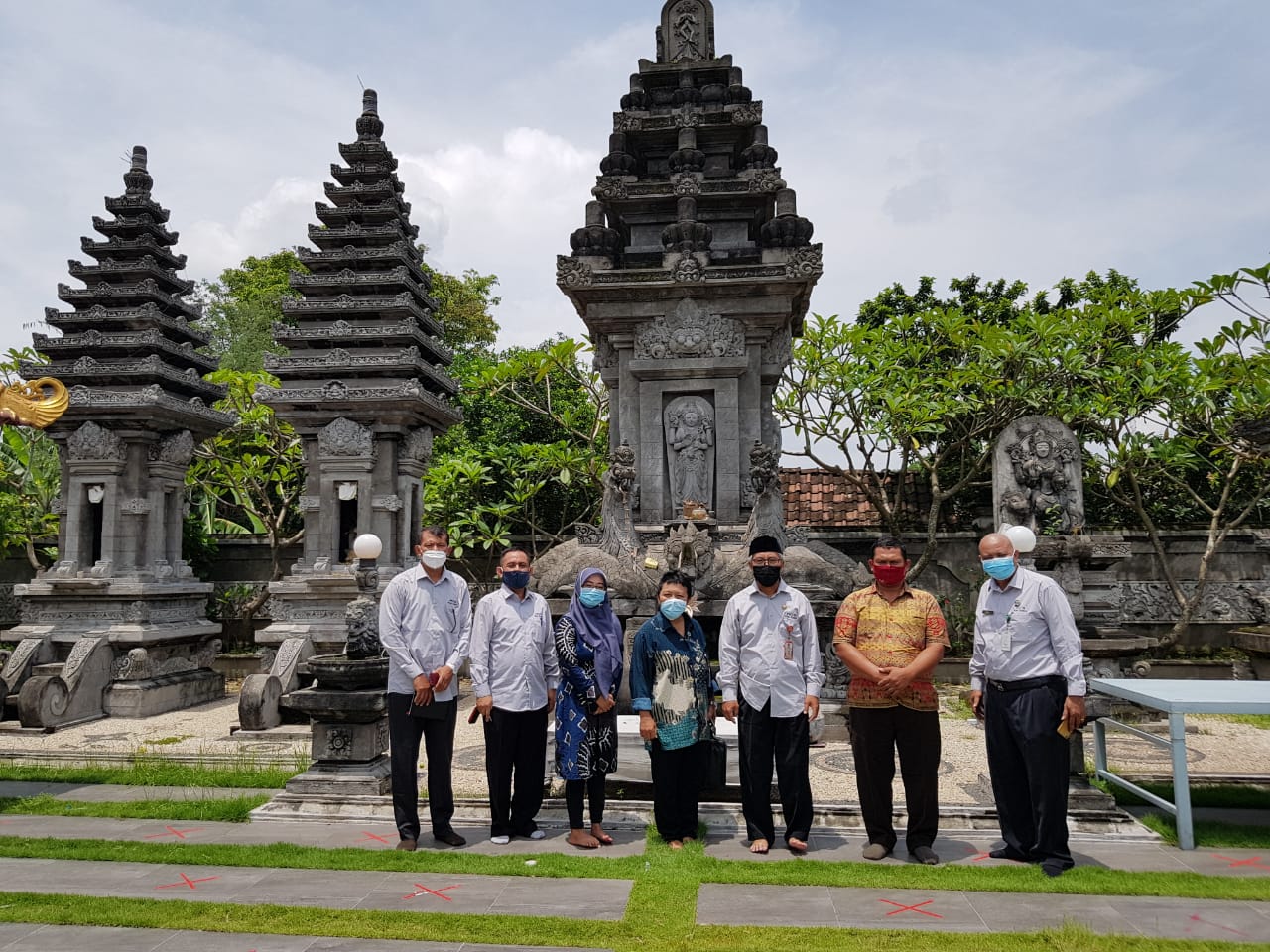 Jajaran perangkat desa berfoto di Pura Desa Sekaran (Dok. Pemdes Sekaran)