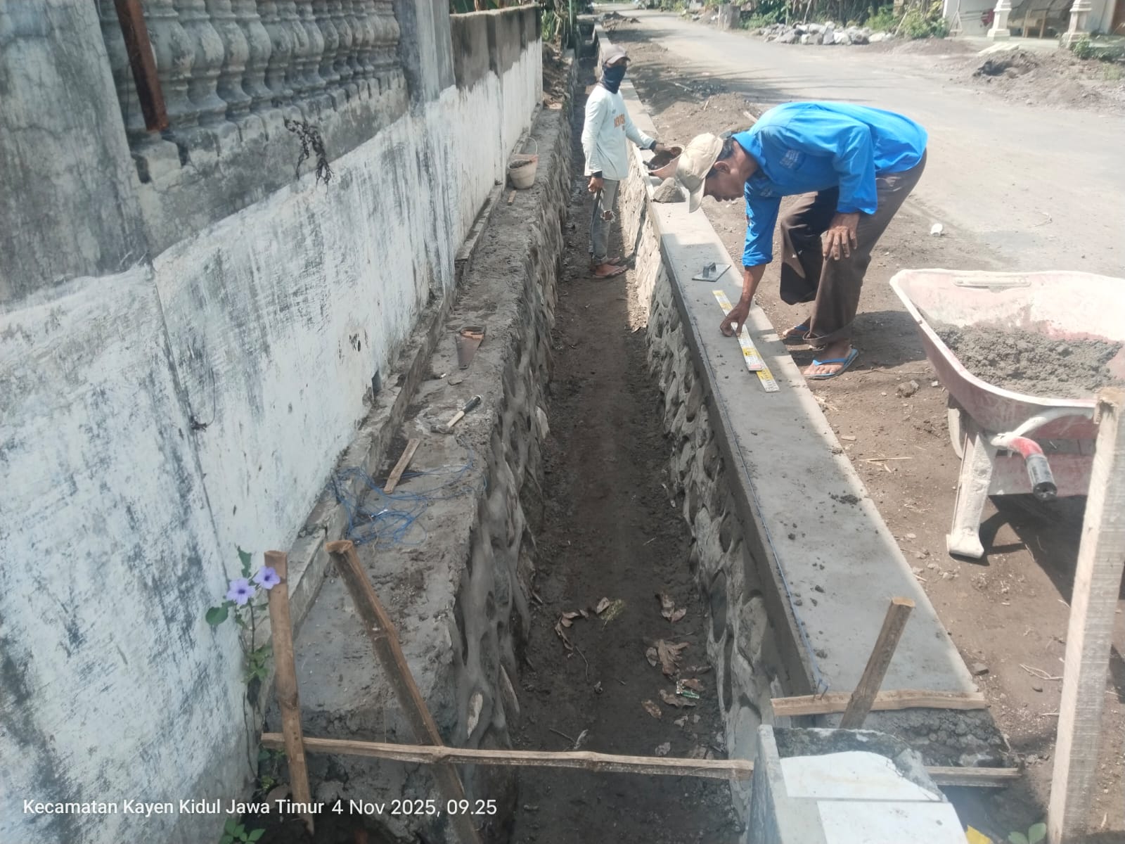 Warga Desa Sekaran penerima BKK kerjakan proyek fisik pembuatan drainase (Diana Yunita Sari)