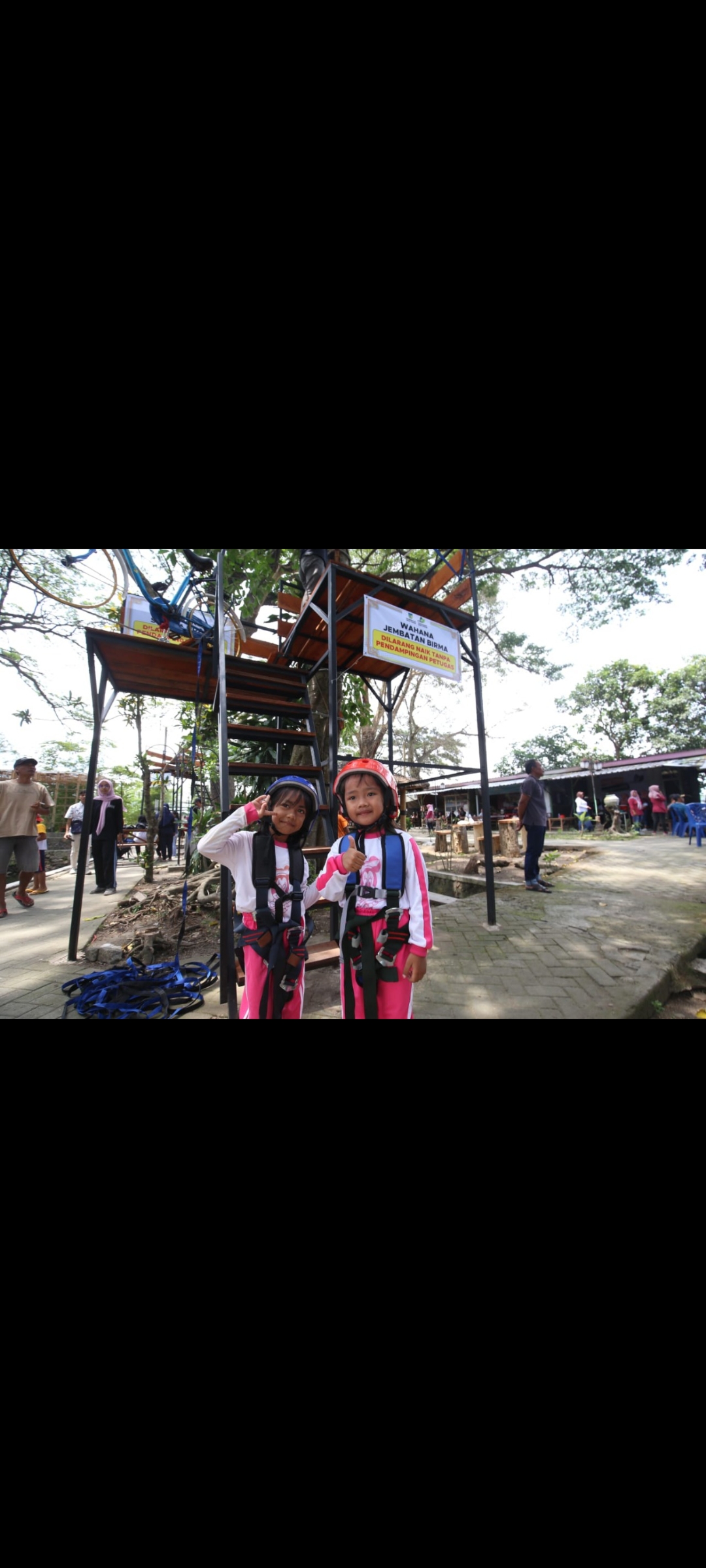 Anak TK berfoto di objek wisata Sumber Kembangan (Diana Yunita Sari)