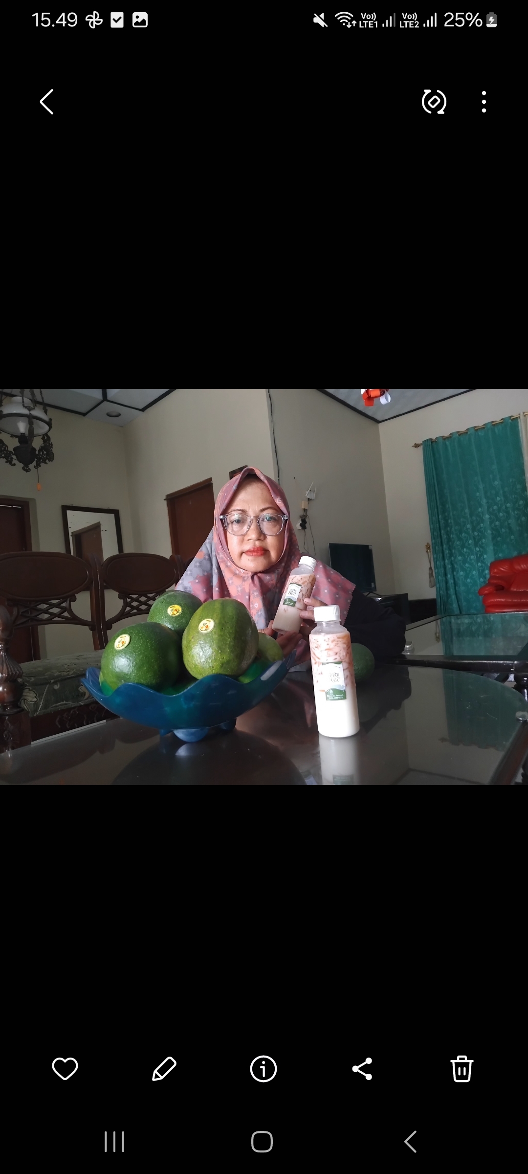 Rokah menunjukkan produk susu jelly dan alpukat premium miliknya (Diana Yunita Sari)