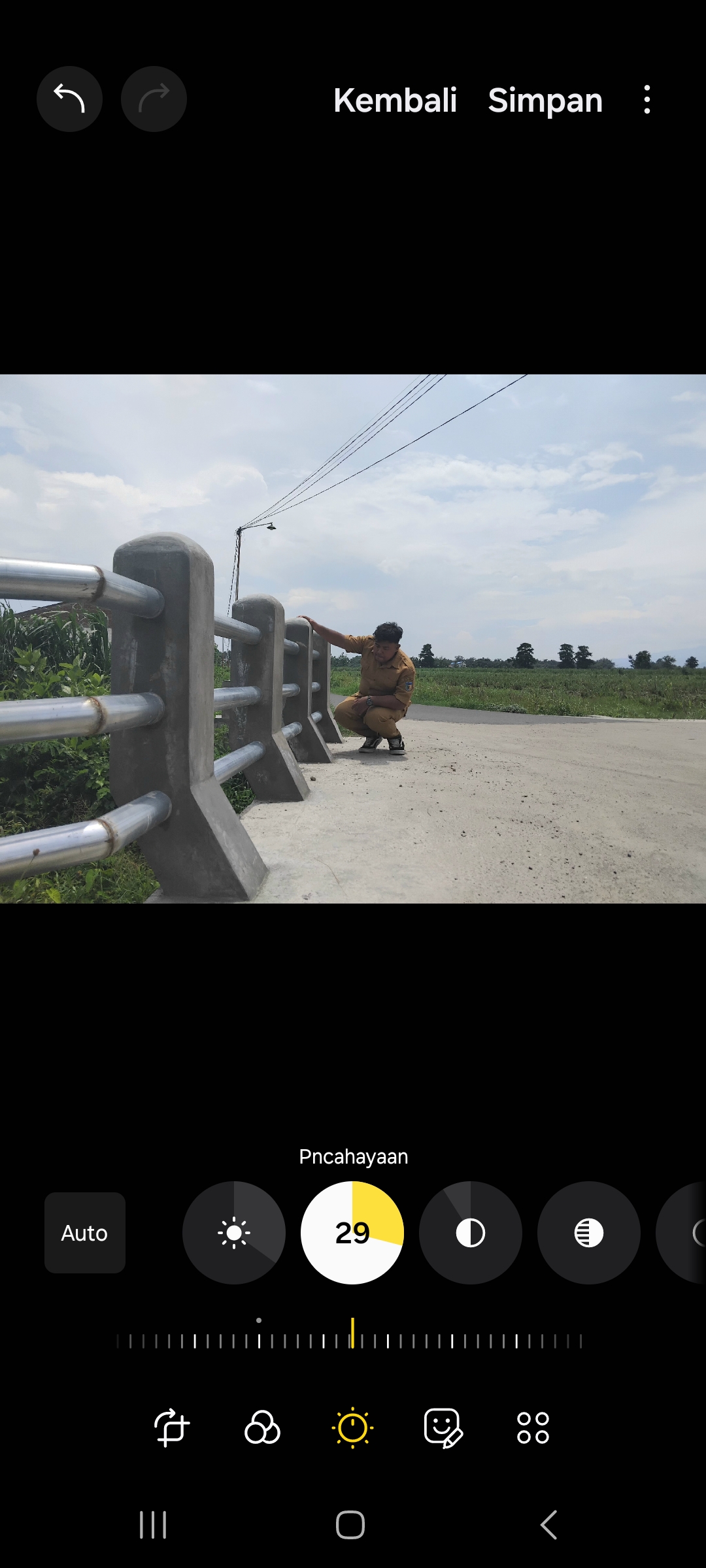 Sekdes Kepuhrejo meninjau jembatan baru (Diana Yunita Sari)