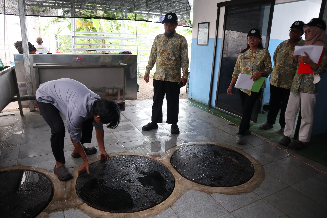 Tim DLHKP Kota Kediri yang menjadi anggota Satgas Pangan Kota Kediri memeriksa kebersihan dapur dan kelayakan IPAL dapur SPPG untuk dilaporkan hasilnya ke Pusat