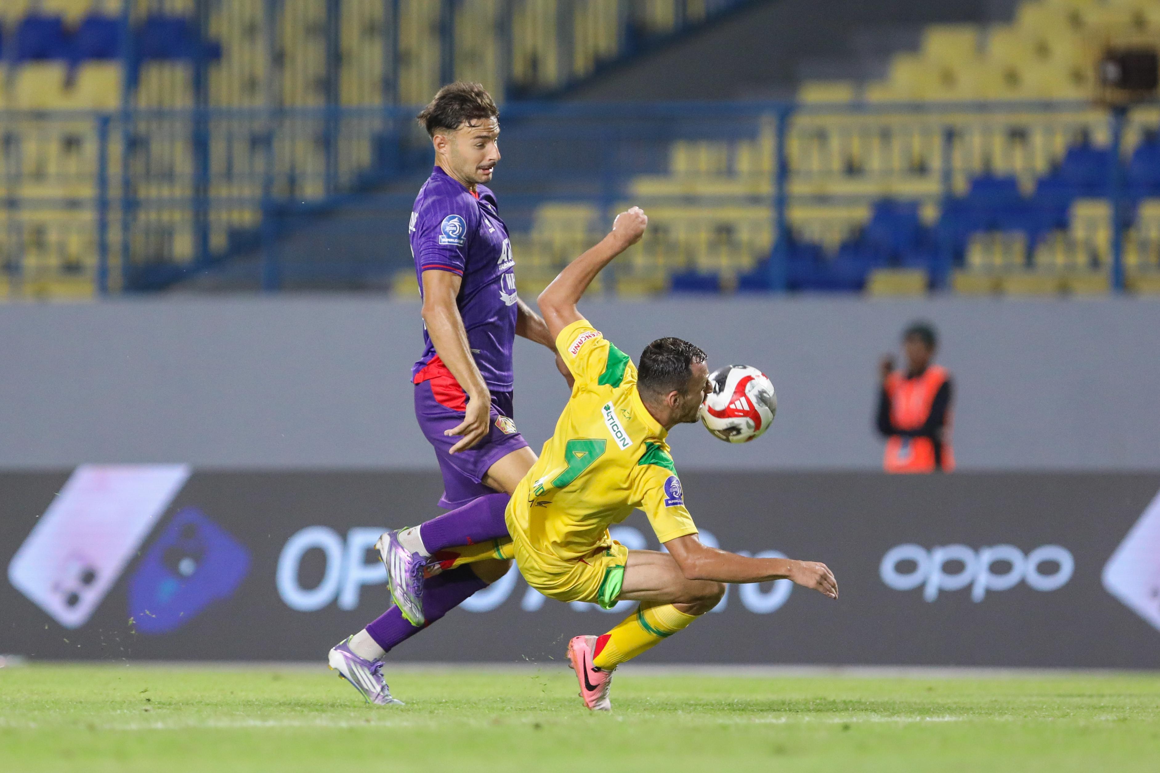 Striker Persik Kediri Jose Enrique berduel dengan pemain Persebaya Surabaya.
