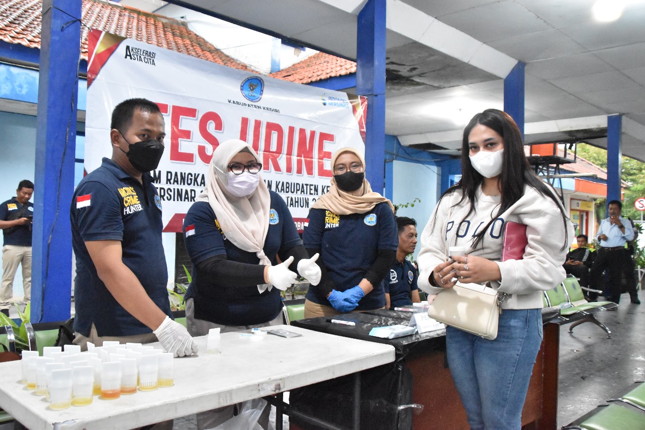 Tes urine acak di Terminal Pare Kediri.