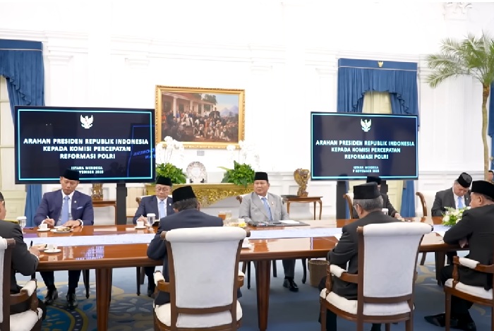 Presiden Prabowo memberi arahan kepada Komisi Percepatan Reformasi Polri usai pelantikan 7 November 2025