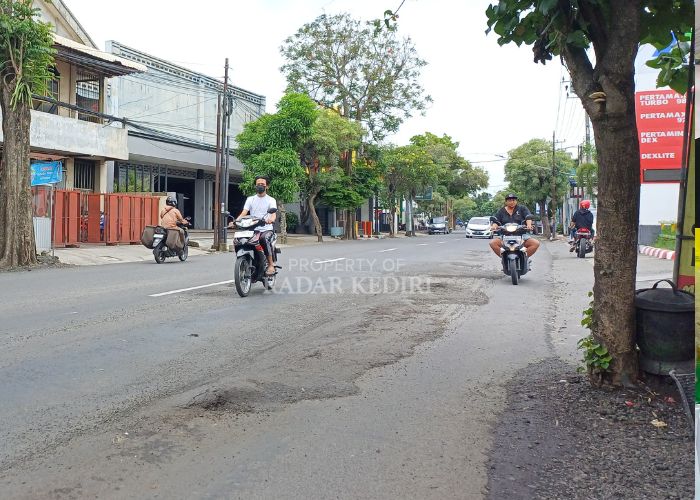 Aspal jalan Letjend MT Haryono Kota Kediri bergelombang.