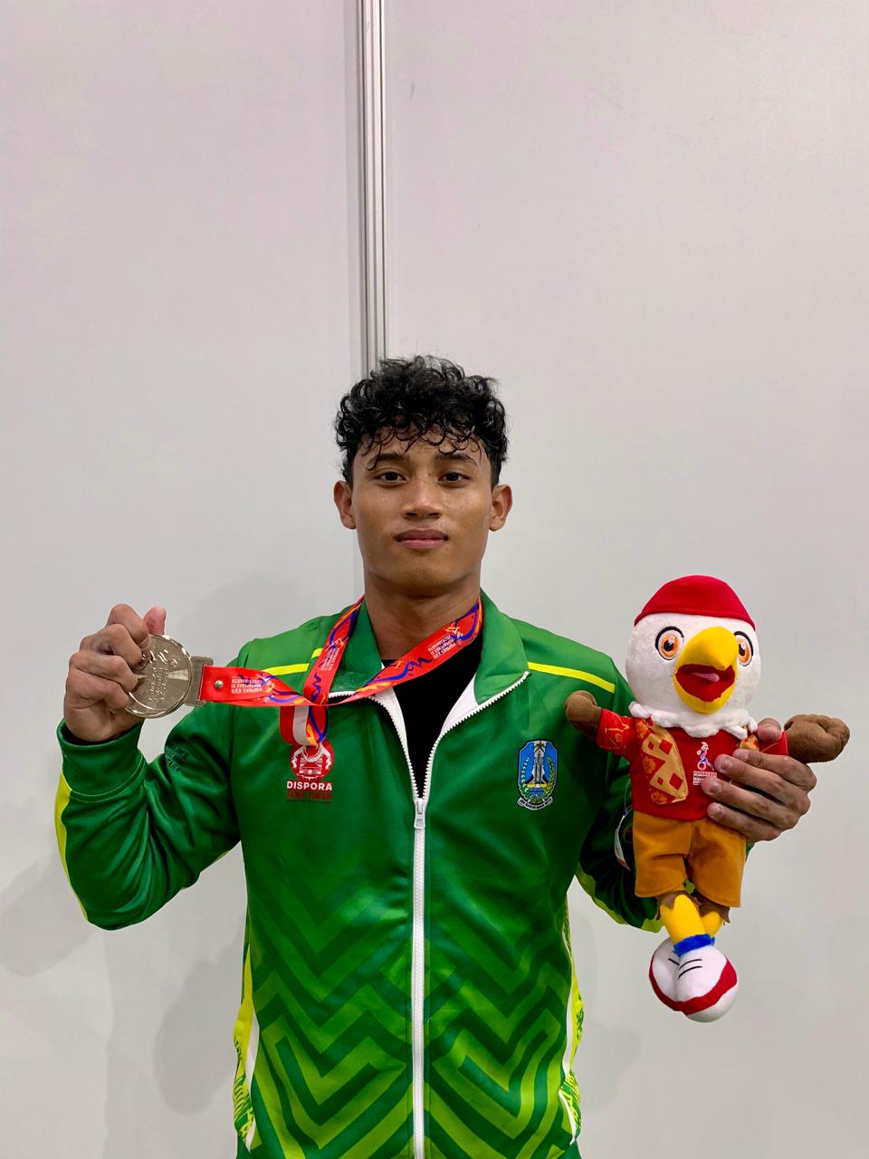 SIAP TARUNG: Achmad Rizal Araya, atlet angkat besi Kota Kediri.