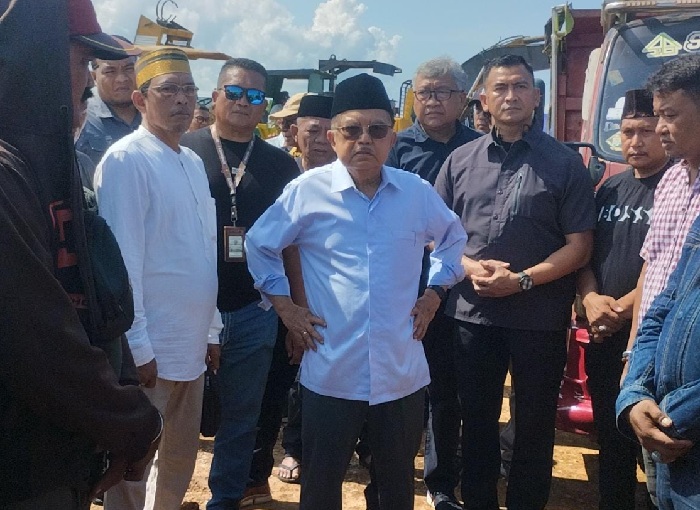 Jusup Kalla meninjau tanahnya yang diduga diserobot PT GMTD