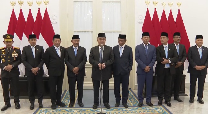 Ketua Komisi Percepatan Reformasi Polri, Jimly Asshiddiqie memberi keterangan pers bersama anggata usai pelantikan dan pengarahan oleh presiden di Istana Merdeka 7 November 2025