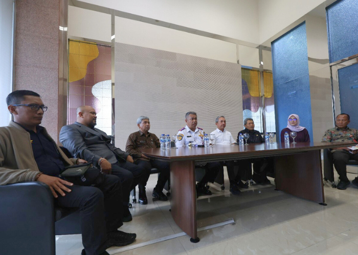 MATANGKAN PERSIAPAN: Direktur PT SDhI Maksin Arisandi (kemeja putih) bersama Kadishub Jatim Nyono (4 dari kiri) dan sejumlah pejabat di Selingkar Wilis menghadiri rapat persiapan penerbangan di Bandar