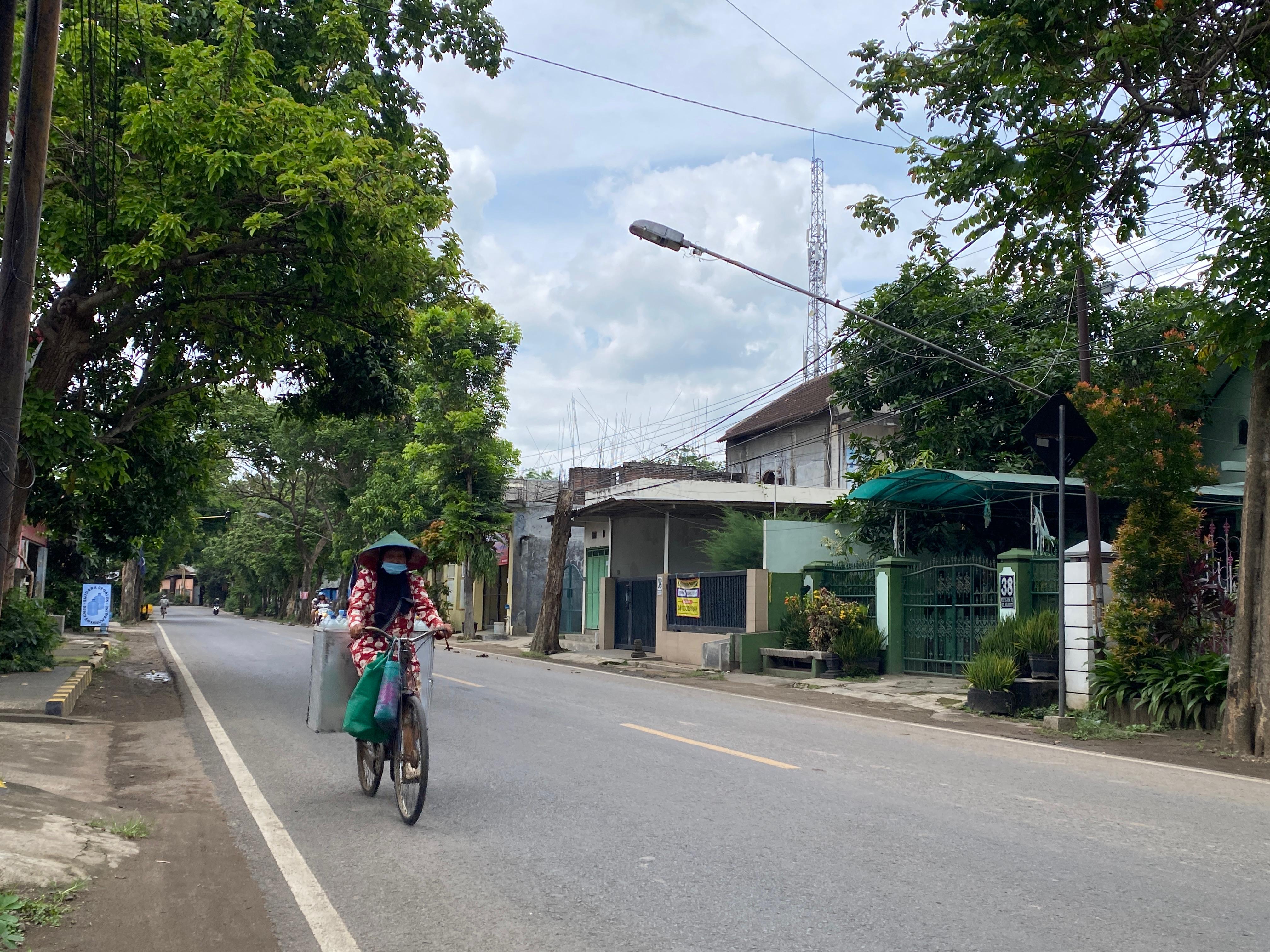 PERLU PERBAIKAN: Seorang warga melintas di Jalan Suparjan, Kelurahan Bujel, Kecamatan Kota saat siang hari. Pada Kamis malam (6/11), PJU di sana dilaporkan masih padam.
