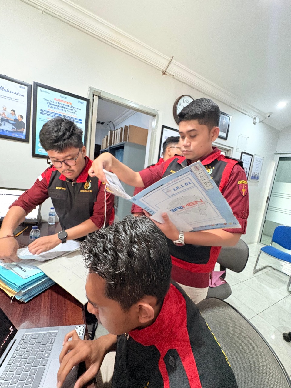 Tim Kejaksaan Negeri Kabupaten Kediri memeriksa berkas di BRI unit Turus, Kabupaten Kediri.