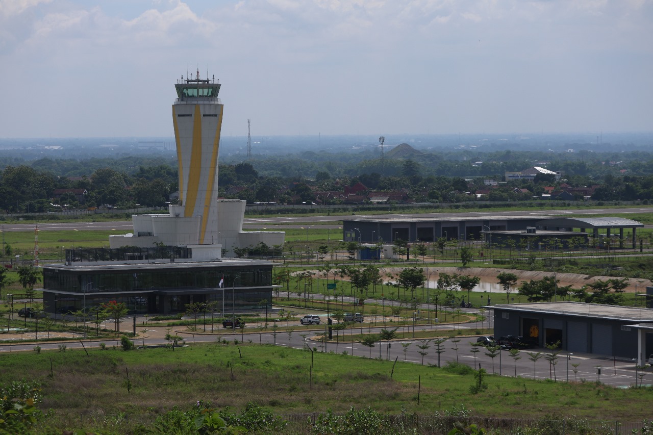 Menara air traffic control di Bandara Dhoho akan segera berfungsi lagi seiring rencana penerbangan baru rute Kediri-Jakarta.
