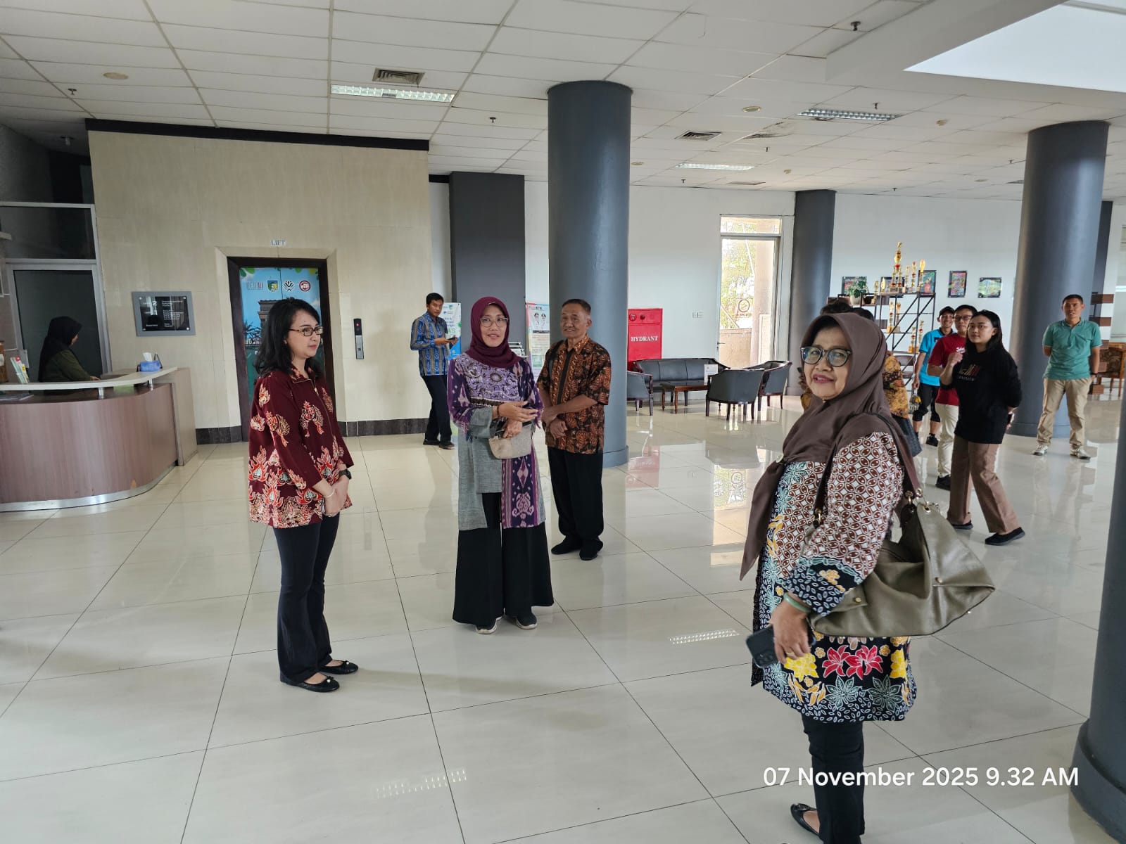 Mbak Cica (kiri) melihat lokasi KFBF 2025.
