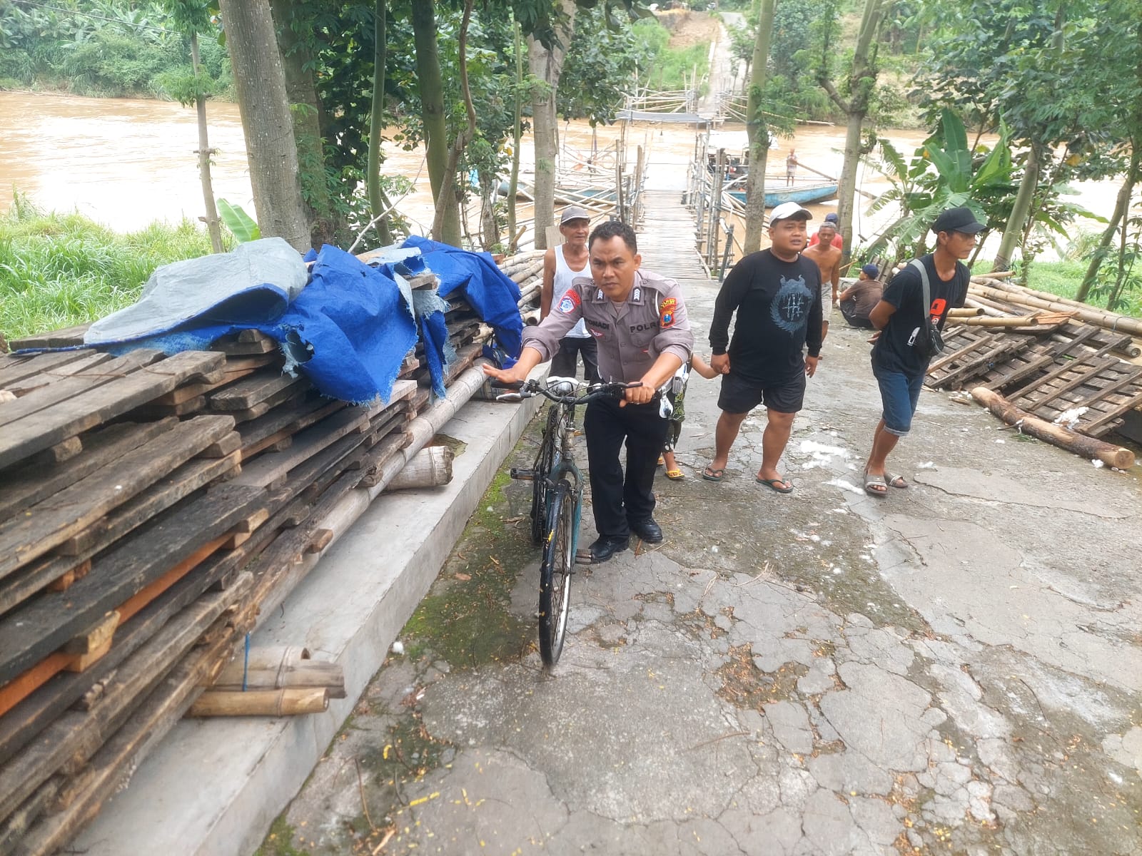Polisi mengamankan sepeda korban yang ditemukan tidak jauh dari lokasi tenggelam.