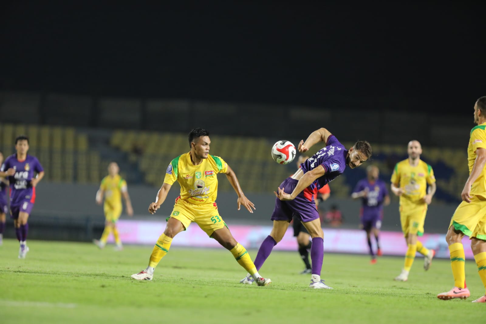 Jose Enrique mengontrol bola saat menghadapi Persebaya Surabaya.