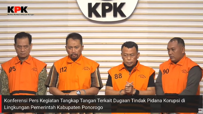 Bupati Ponorogo dan tersangka lainnya dihadirkan saat konferensi pers di Gedung KPK 8 November 2025