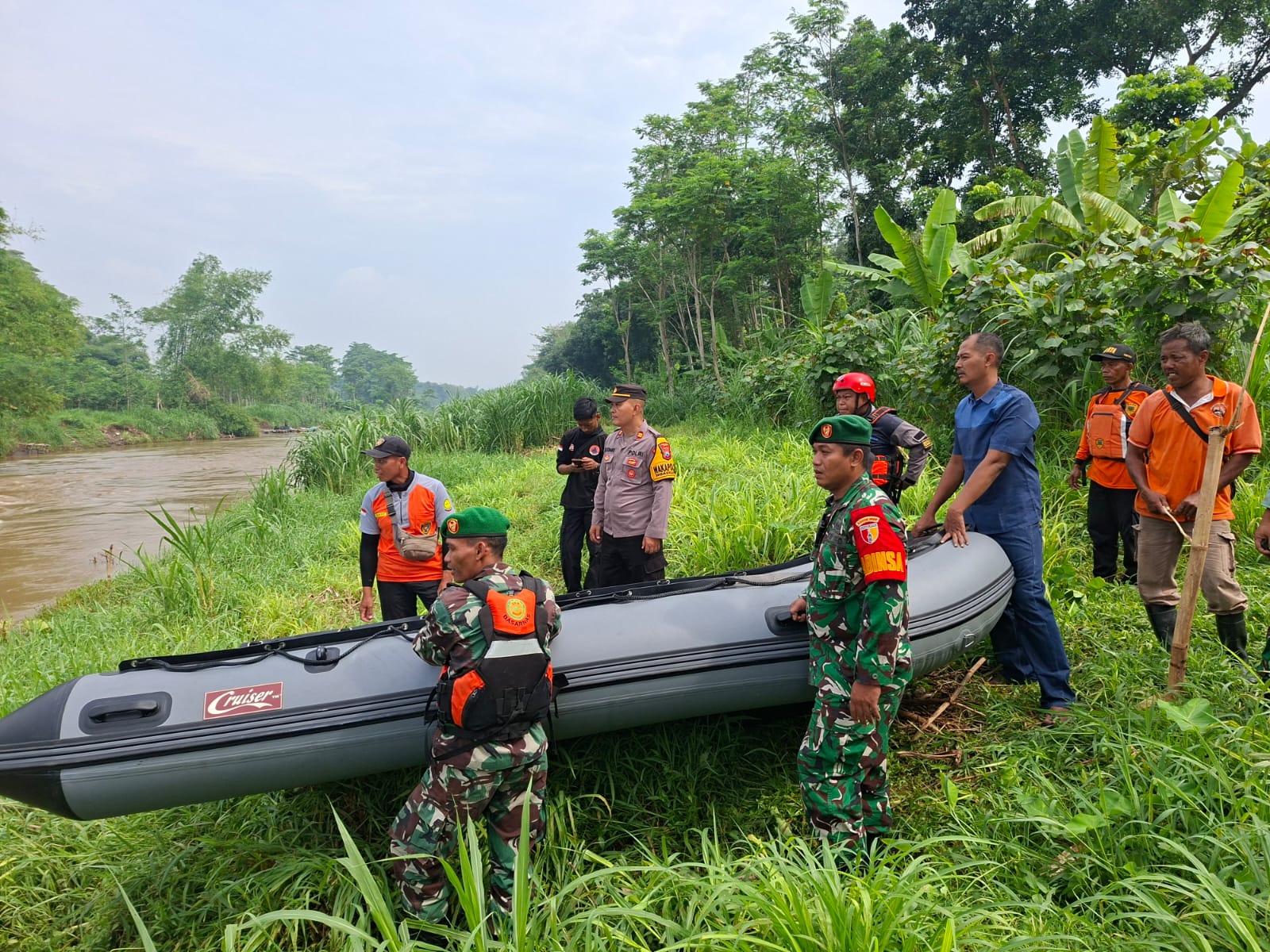 Tim SAR gabungan mengerahkan perahu untuk mencari keberadaan Sihman yang tenggelam di sungai Brantas.