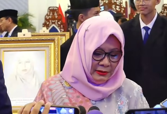 Mbak Tutut (Siti Hardijanti) saat memberi keterangan kepada media di Istana