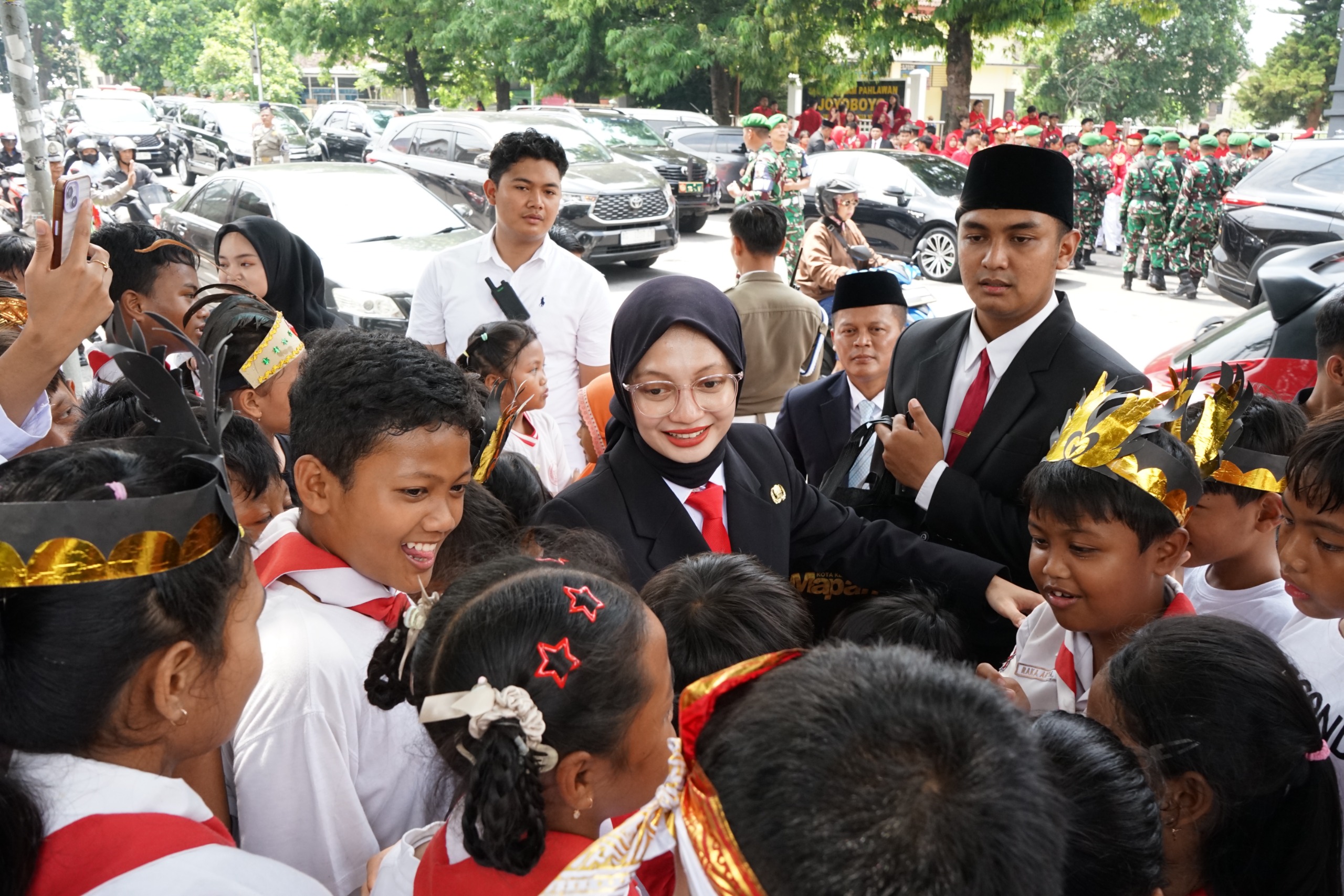 GENERASI PENERUS: Wali Kota Kediri Vinanda Prameswati menyapa anak-anak yang mengikuti upacara peringatan Hari Pahlawan di Balai Kota Kediri kemarin.