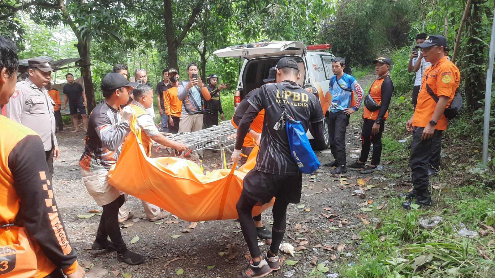 EVAKUASI: Tim BPBD mengangkat jasad korban yang ada di dalam kantong jenazah.