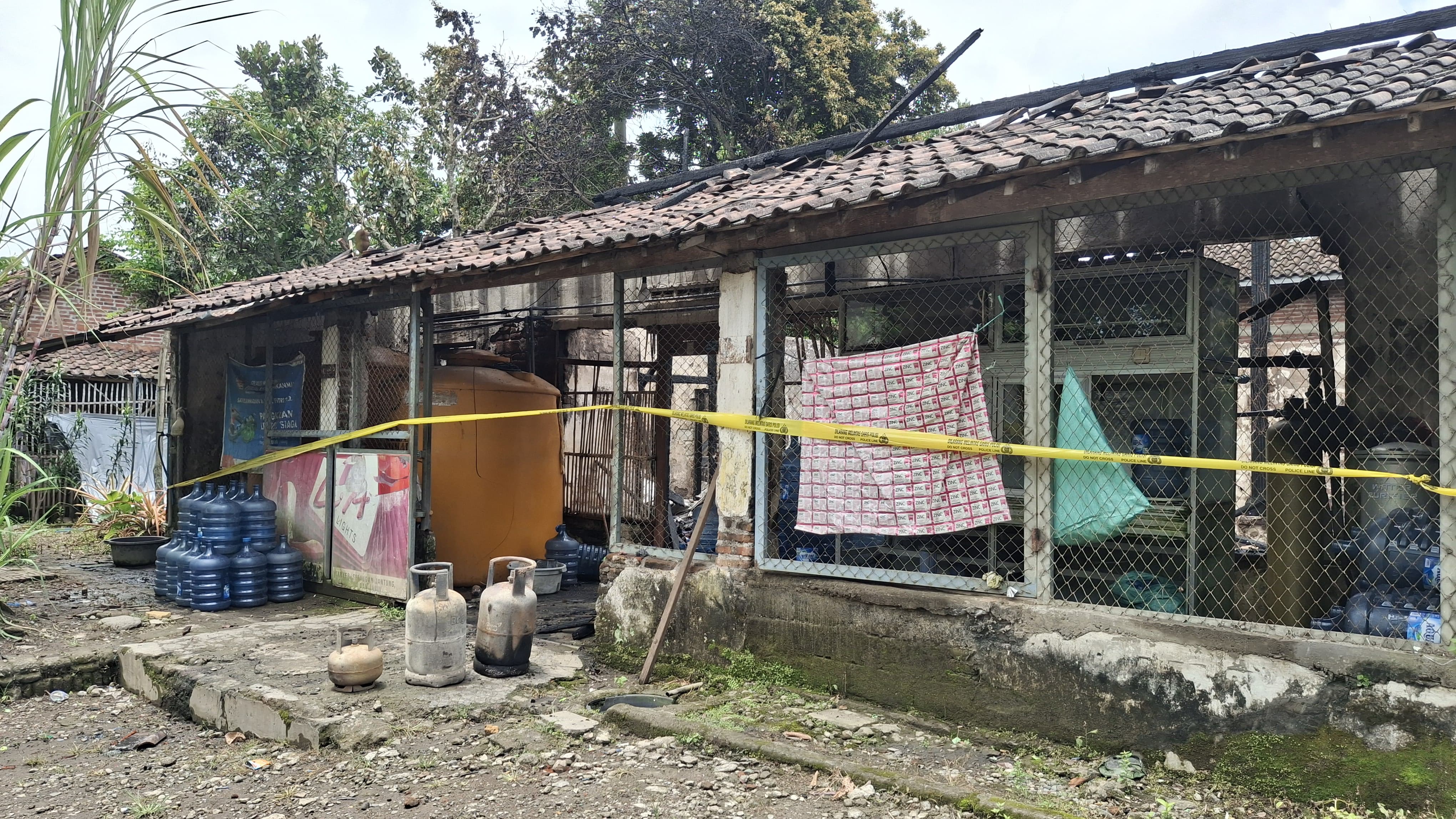 Depo air mineral dan pangkalan LPG di Badas Kediri terbakar.