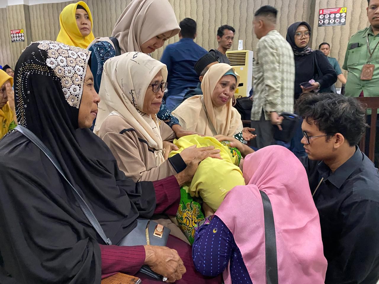 Ibu Faiz tersungkur usai mendengar putusan praperadilan anaknya.