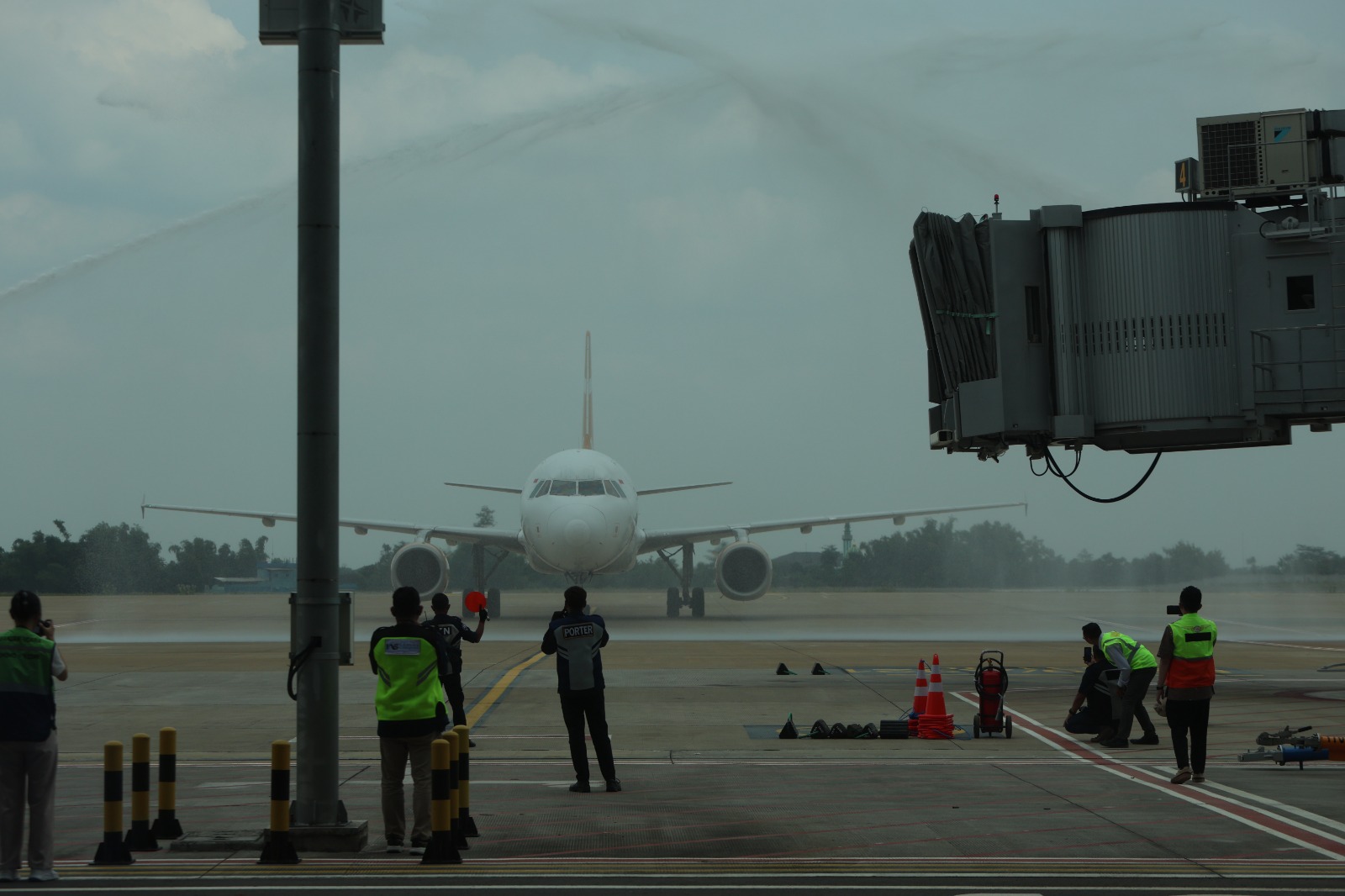 LANDING: Maskapai Super Air Jet saat mendarat di Bandara Dhoho Kediri pada Senin (10/11).