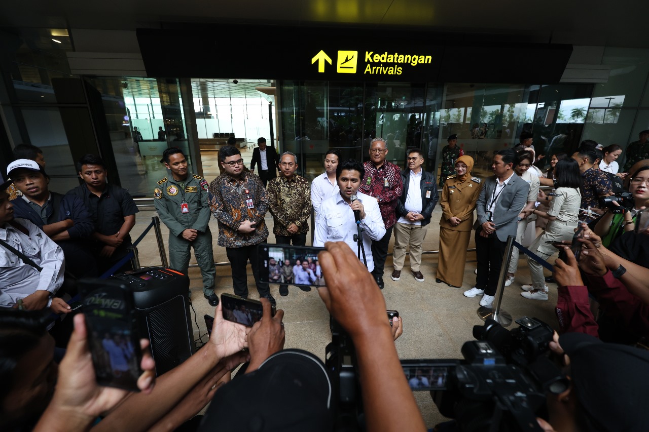 BERI DUKUNGAN: Wakil Gubernur Jatim Emil Elestianto Dardak memberikan pernyataan di depan puluhan wartawan, bersama para kepala daerah di Selingkar Wilis dalam penerbangan perdana Super Air Jet.