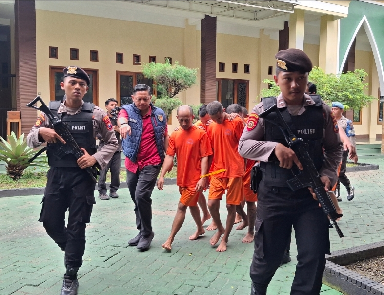 PESAKITAN: Polisi menggelandang belasan tersangka yang terjaring dalam Operasi Sikat Semeru 2025.