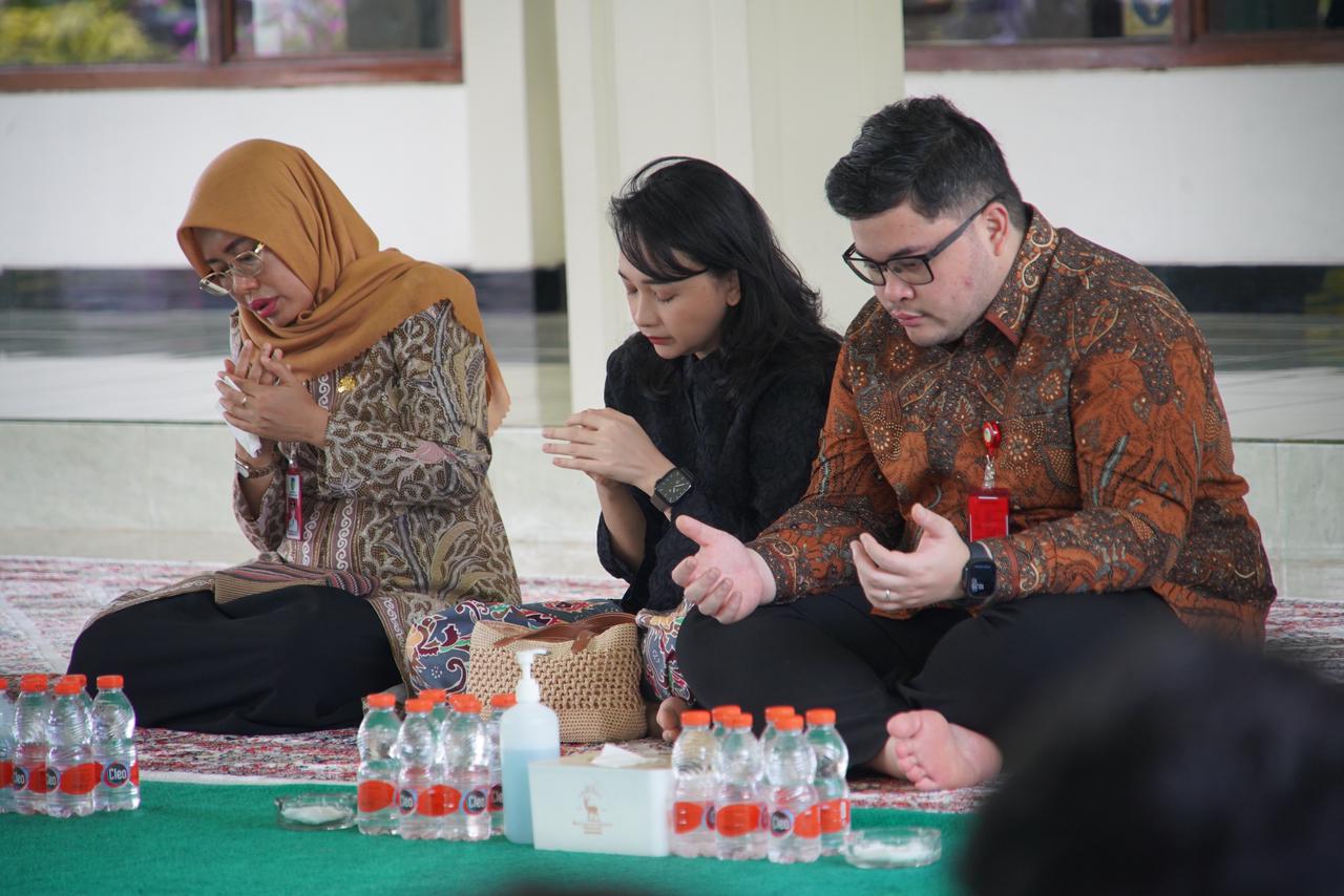KHUSYUK: Dari kanan, Bupati Hanindhito Himawan Pramana, Ketua TP PKK Eriani Annisa, Wakil Bupati Dewi Mariya Ulfa dalam doa bersama dimulainya rehab gedung Pemkab Kediri pada Senin (10/11) lalu.
