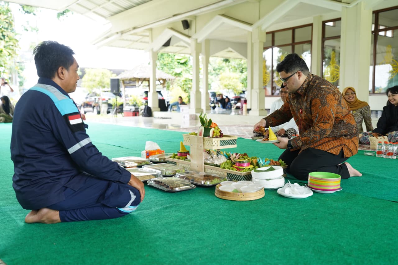 SELAMATAN: Mas Dhito memotong tumpeng untuk diberikan kepada perwakilan pekerja proyek rehab gedung yang dilakukan oleh Kementerian PUPR itu.
