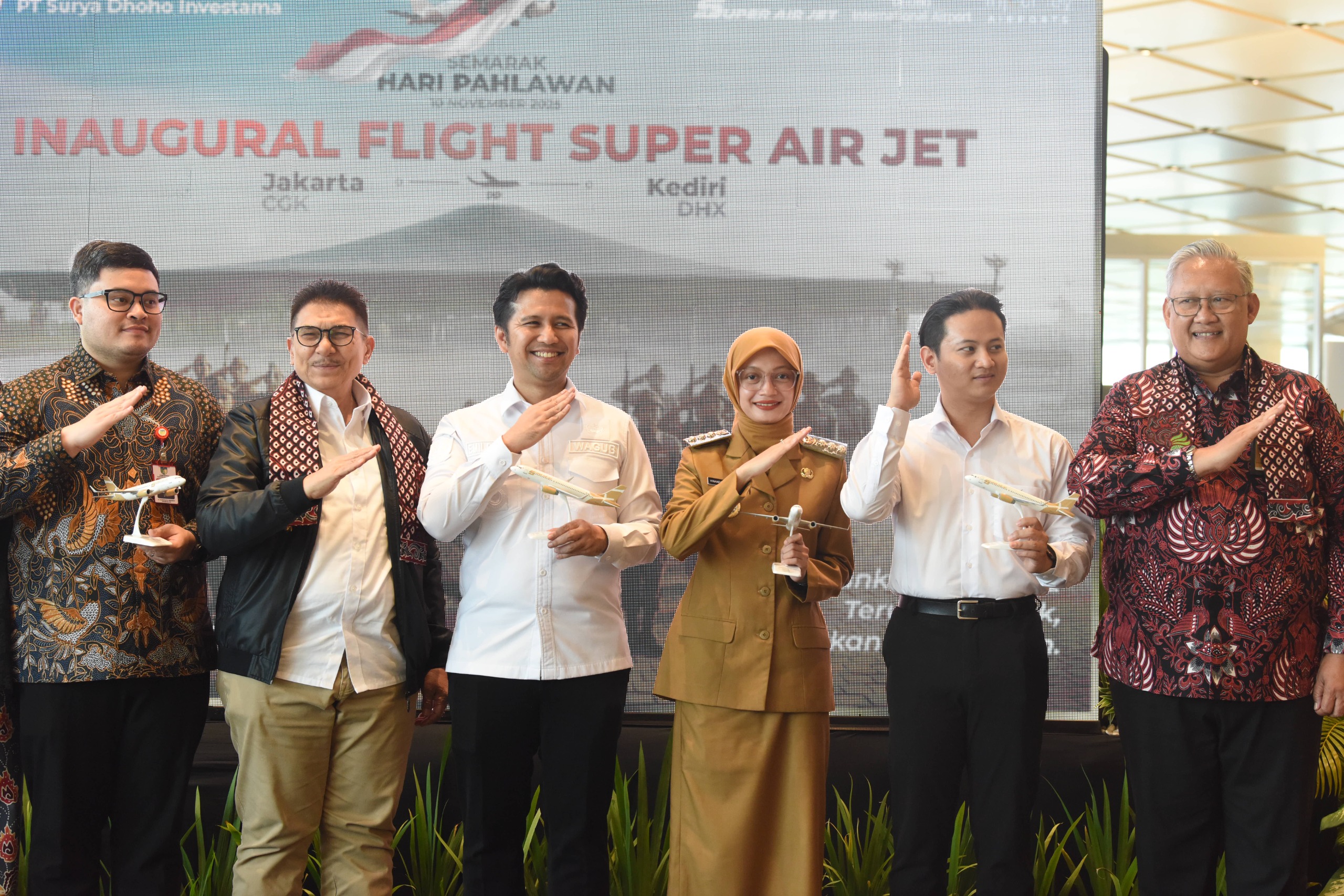 SIAP TERBANG: Wali Kota Kediri Vinanda Prameswati (dari kanan) bersama sejumlah pejabat dalam inaugural flight di Bandara Dhoho (10/11).