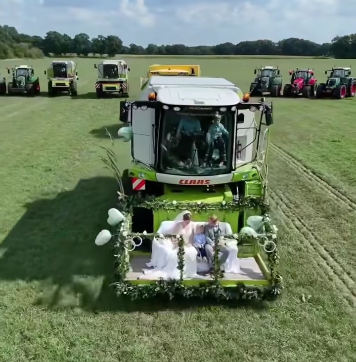 Pernikahan unik di pedesaan Jerman ini dirayakan dengan pawai traktor