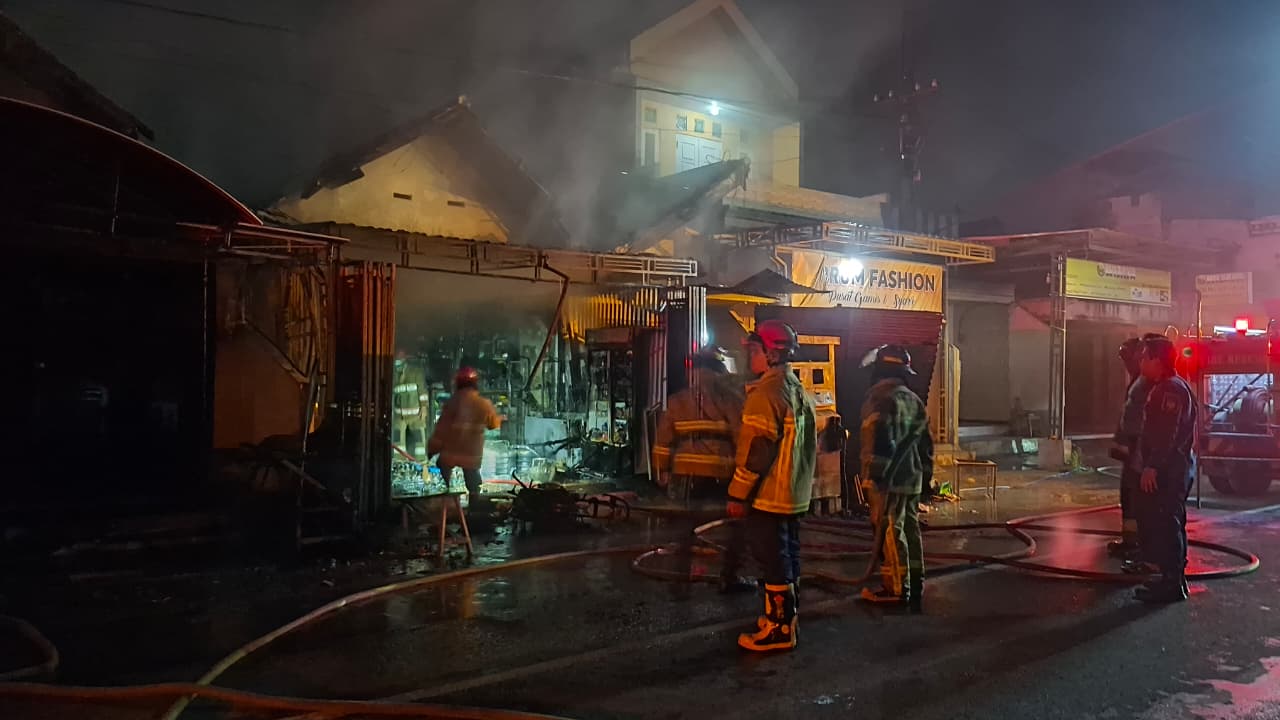 Tiga bangunan di Pasar Semen Kediri dilalap si jago merah.
