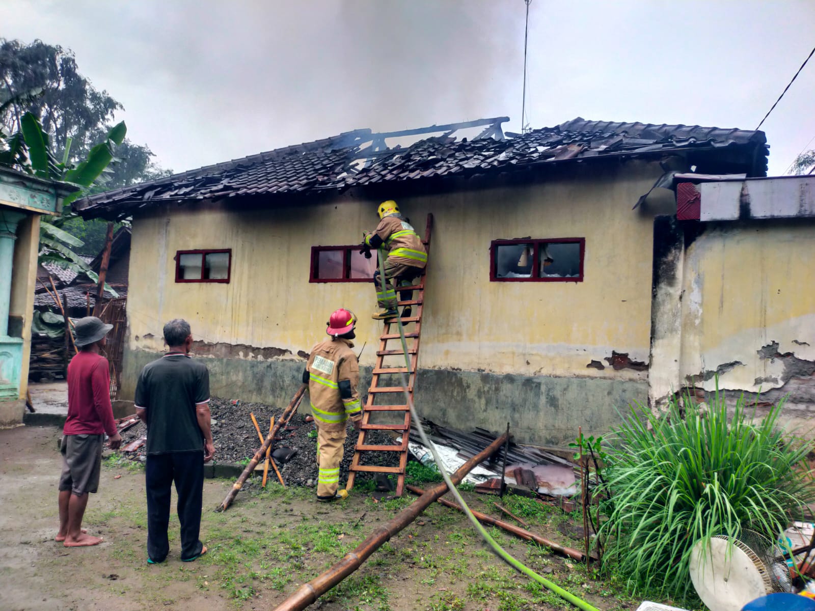 Kebakaran rumah di Desa Bogem Gurah Kediri.