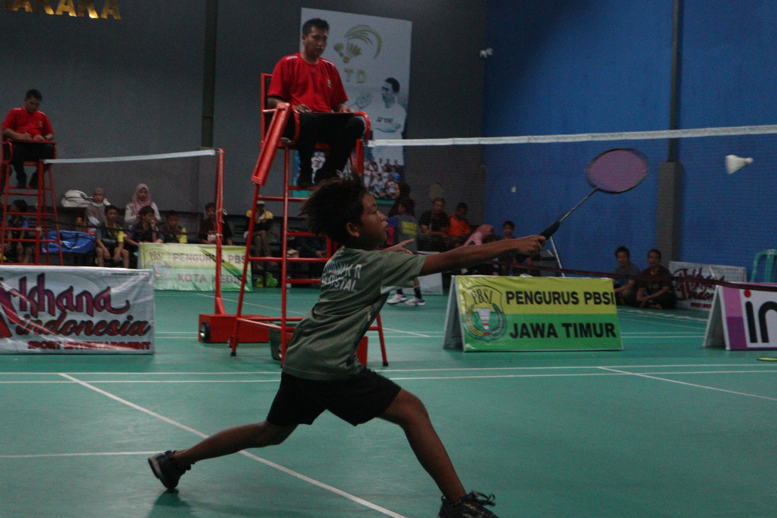 GESIT: Salah seorang peserta Kejurkot Bulu Tangkis beraksi.