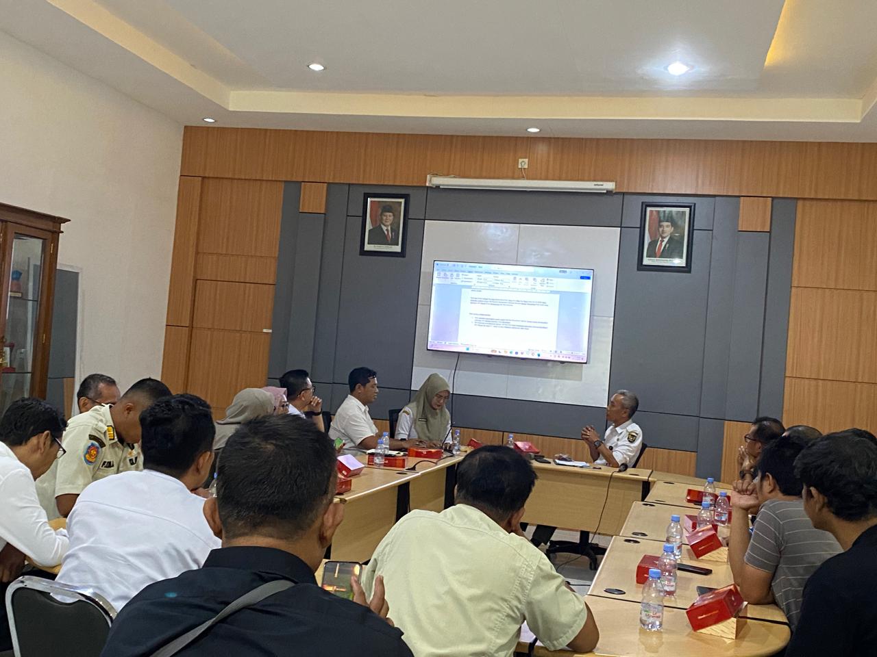 DUDUK BERSAMA: Disperdagin Kota Kediri bersama pihak terkait dan lembaga swadaya masyarakat mengadakan audiensi terkait izin penjualan miras.
