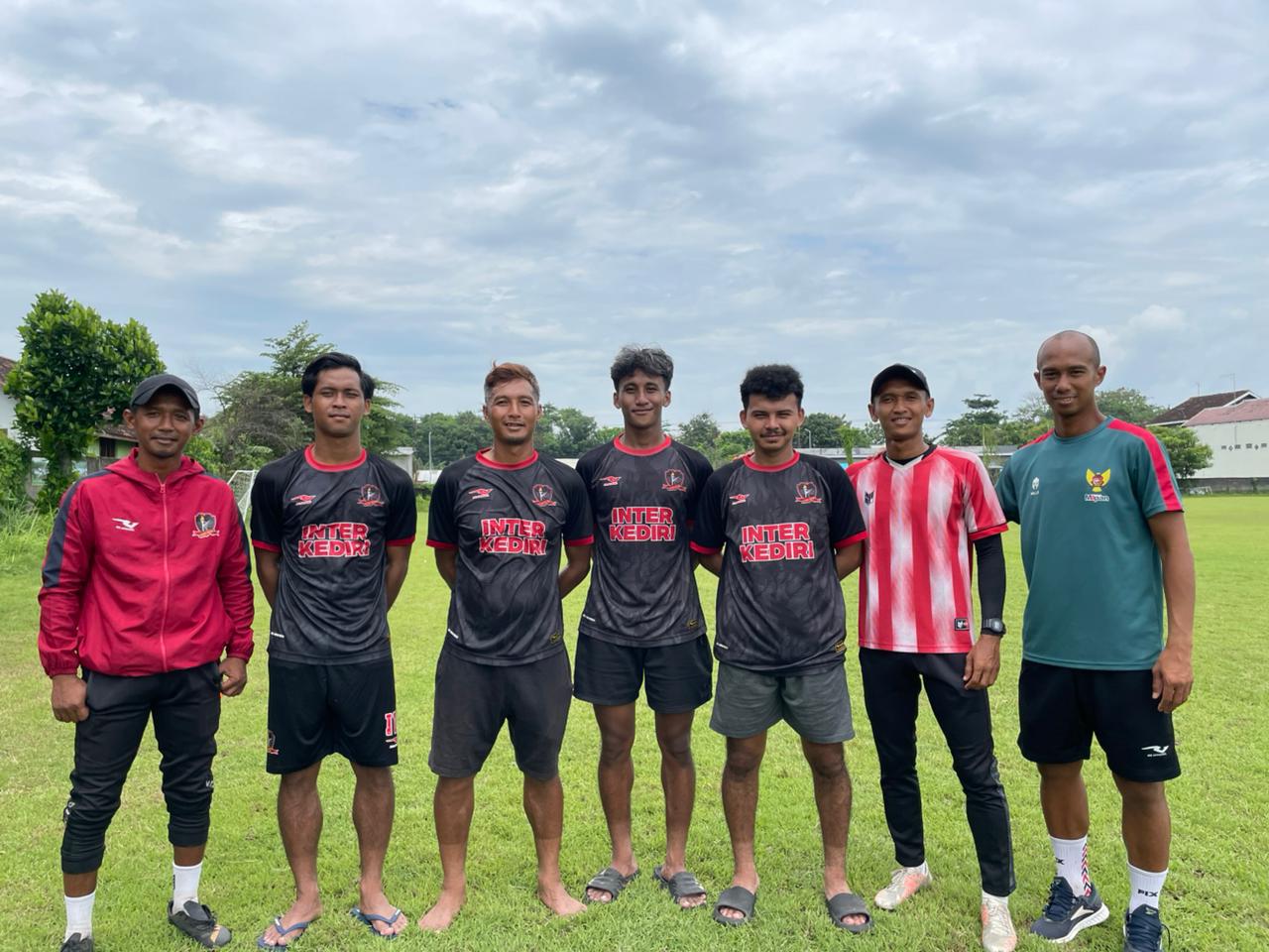 Qischil (tiga dari kiri) bergabung dengan Inter Kediri.