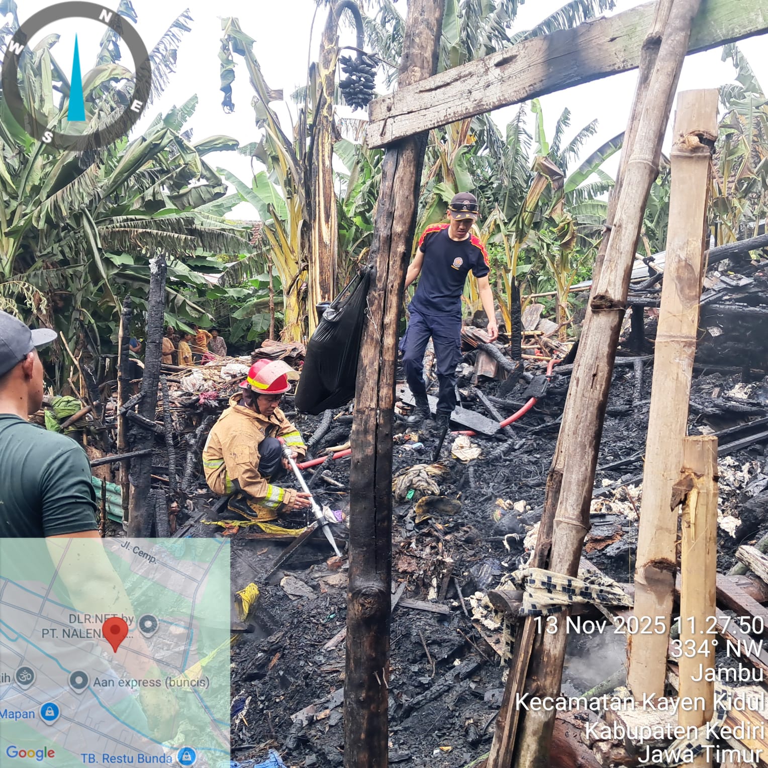 Rumah kayu milik Jono di Kayenkidul Kediri ludes terbakar.