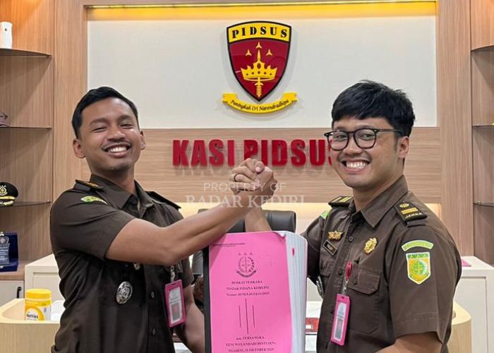 SIAP SIDANG: Jaksa menyiapkan berkas kasus  kredit fiktif Bank BRI.