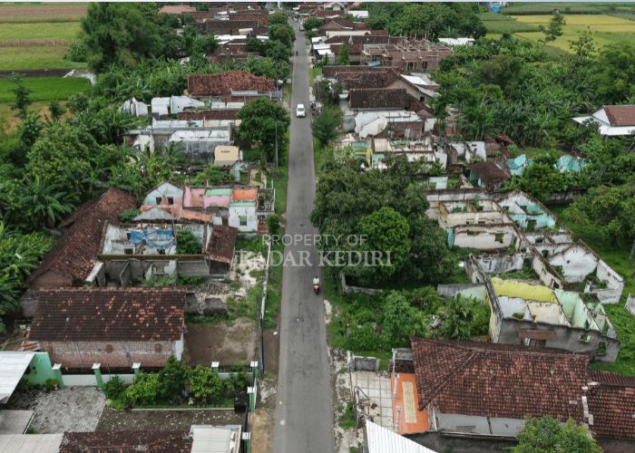TUNGGU PEMBANGUNAN: Tanah terdampak proyek Tol Kediri-Kertosono di Desa Bakalan, Grogol difoto dari udara. Meski pembebasan tanah sudah mencapai 98 persen, proyek fisik belum dimulai karena terhambat