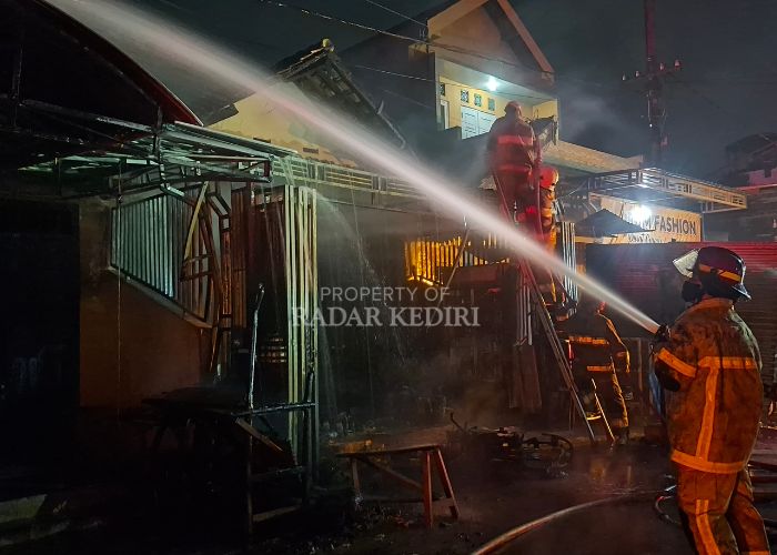Kebakaran pom mini di Semen, Kediri.