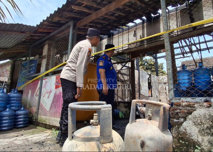 TAK TERSISA: Warga menyaksikan kondisi pangkalan elpiji milik Imam Mahdi, 57, di Dusun/Desa Tunglur, Badas yang dilalap si jago merah (11/11)