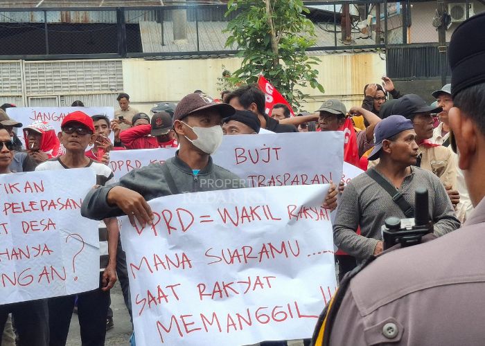 MINTA KEJELASAN: Lebih dari 100 warga Desa Tiron mendatangi kantor DPRD Kabupaten Kediri di Jl Soekarno-Hatta Katang, mereka meminta wakil rakyat memfasilitasi pertemuan untuk memperjelas ganti rugi