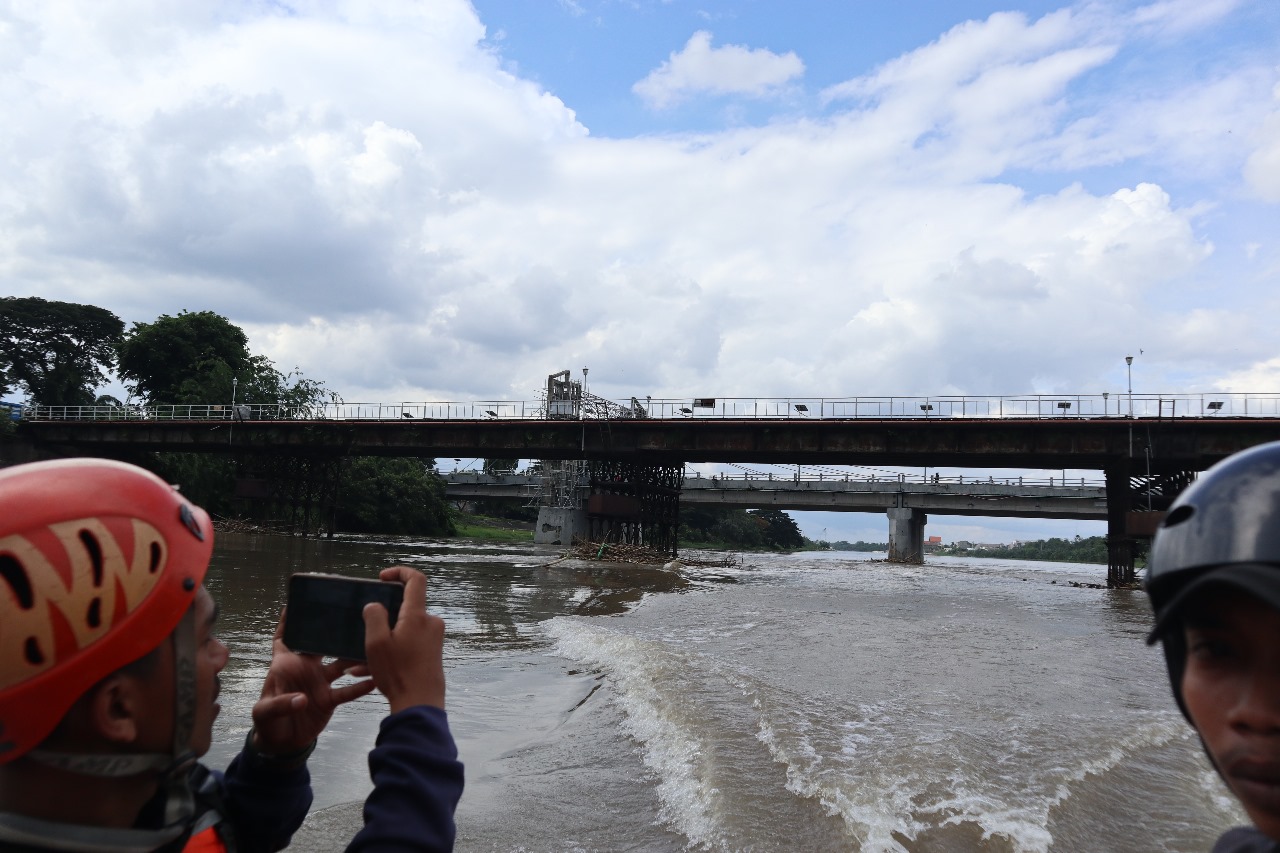 UJI KEKUATAN: Petugas PUPR meneliti konstruksi Jembatan Lama yang sudah berusia 156 tahun.