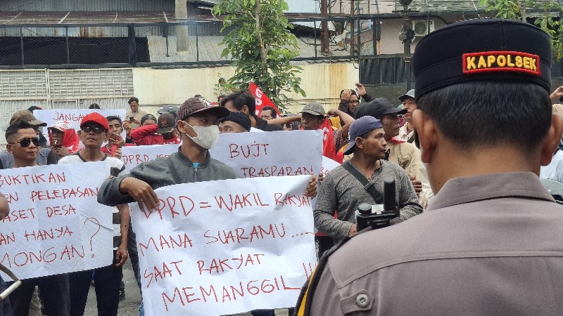 MINTA KEJELASAN: Seratusan warga Desa Tiron mendatangi kantor DPRD Kabupaten Kediri (13/11), meminta wakil rakyat memfasilitasi pertemuan untuk memperjelas ganti rugi tanah kas desa yang terdampak tol