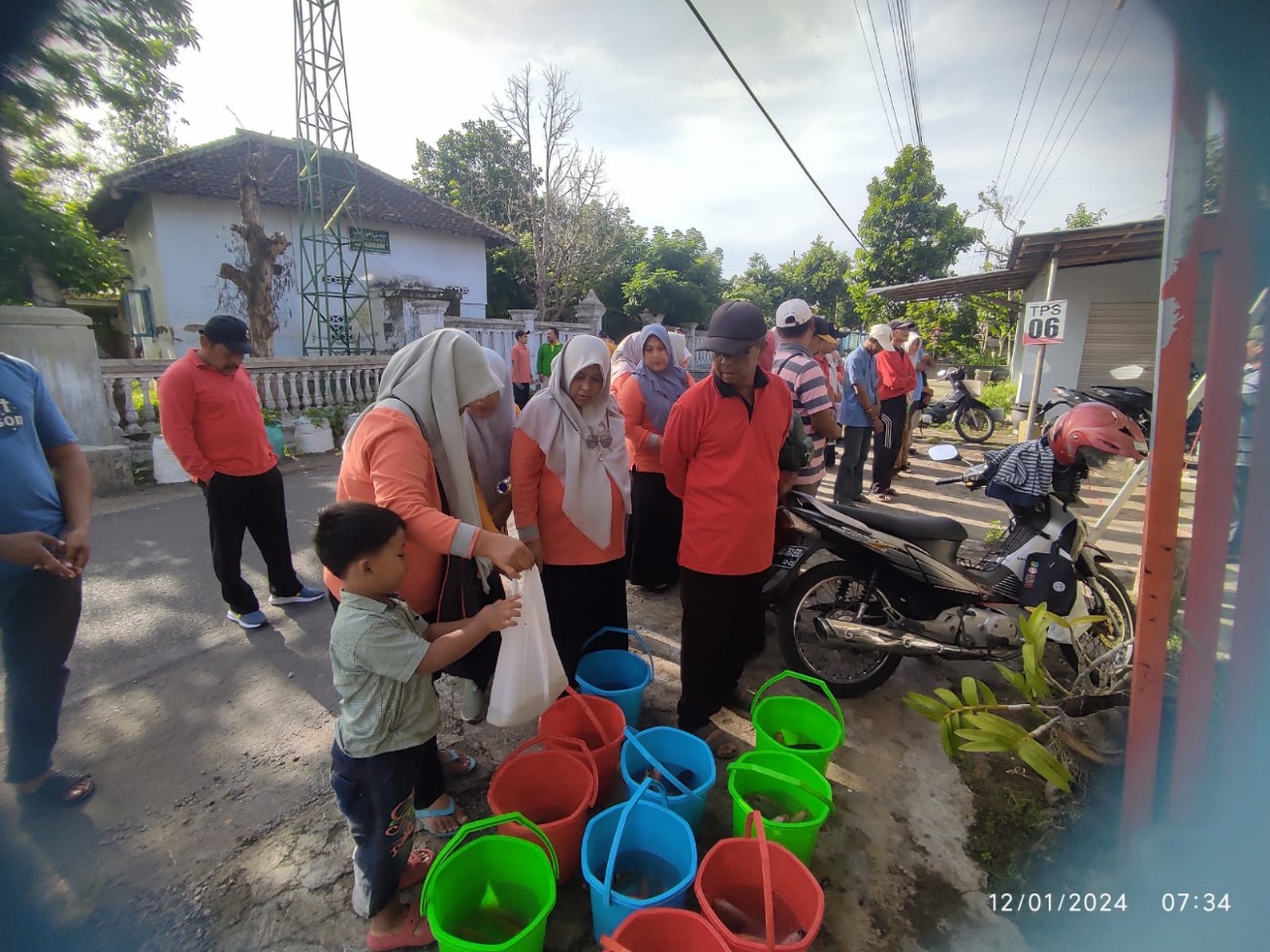 Kegiatan membagikan bibit ikan kepada warga (Diana Yunita Sari)